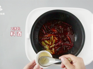 14、厨房小白的福音，电饭煲自制麻辣小龙虾,加入两汤匙料酒
