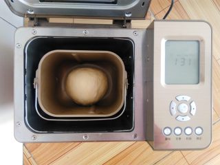 3、椰蓉面包卷,收圆面团，继续发酵20分钟