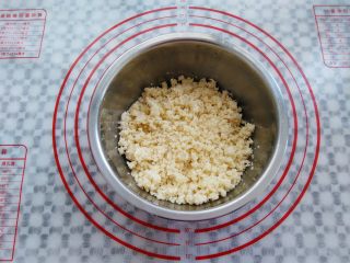 5、椰蓉面包卷,戴上一次性手套把椰蓉馅抓匀