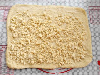 8、椰蓉面包卷,撒上椰蓉馅，上边预留2cm空白，其他3边预留1cm空白