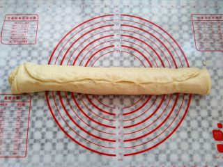 9、椰蓉面包卷,面皮从下往上卷起来，收口处捏一下