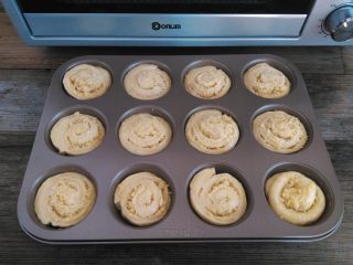 12、椰蓉面包卷,面团发到满模，取出来刷一层薄薄的蛋液，同时预热烤箱上火130度，下火160度