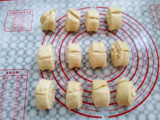 10、椰蓉面包卷,面团平均分成12等份，可以用尺子大概的估计一下，分割的时候建议用塑胶切板，不要用刀直接在硅胶垫上切