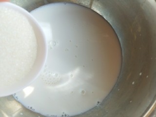 3、全蛋版蛋挞,倒入白砂糖。