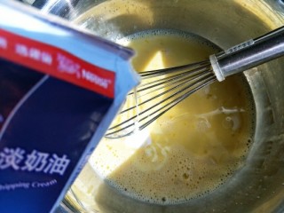 6、全蛋版蛋挞,加入淡奶油。