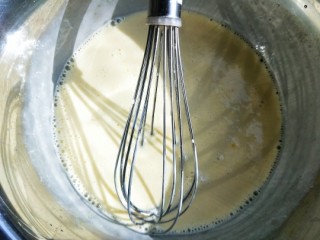 7、全蛋版蛋挞,再次搅拌均匀 ,并且过筛。