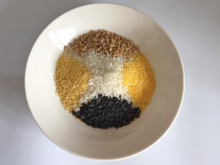 1、粗粮凤梨炒饭,准备做粗粮饭的食材，根据喜好添加，粗粮和大米的比例为1:4。粗粮比例不宜过高，一来口感不好，而来不易消化。