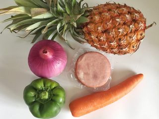 3、粗粮凤梨炒饭,准备制作炒饭的食材，洗净备用。