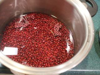 1、红豆饭,先将红豆及红豆汁煮好。煮法跟煮日式红豆汤的步骤一样,将红豆洗净,加入稍稍盖过红豆的水。