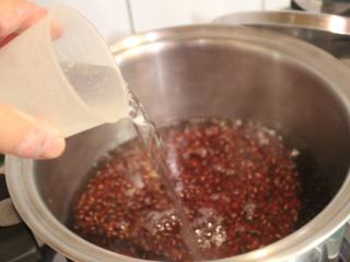 2、红豆饭,大火煮滚后,倒入一杯水,这叫做「京水」,可以消除豆子的皱纹,让豆子煮的漂亮。