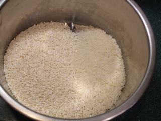 7、红豆饭,糯米和白米混合,洗净沥干。加一点白米比较不会过黏,口感较好,对胃的负担也较少。