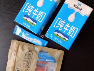 2、自制老酸奶,备好牛奶，酸奶发酵剂；