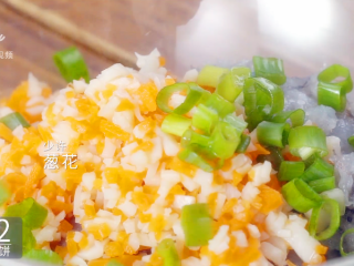 9、香煎虾饼-宝妈首选的补钙儿童餐,加少许葱花