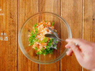 10、香煎虾饼-宝妈首选的补钙儿童餐,2茶匙料酒