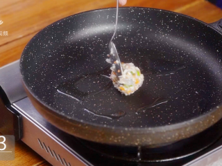 16、香煎虾饼-宝妈首选的补钙儿童餐,放入食材