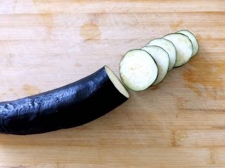 2、茄饼健康做法,切成0.3厘米厘片。