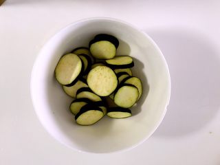 3、茄饼健康做法,放入碗中。
