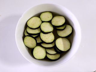 4、茄饼健康做法,加水泡五分钟左右。