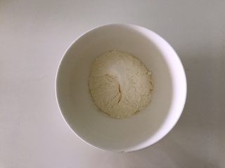 5、茄饼健康做法,面粉装碗。