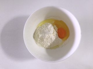 6、茄饼健康做法,加入鸡蛋。