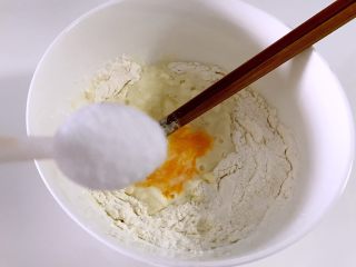 7、茄饼健康做法,加入适量盐。