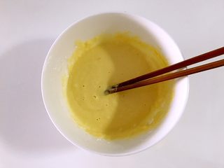 8、茄饼健康做法,加一部分水调成稠糊状，搅到没面疙瘩时。