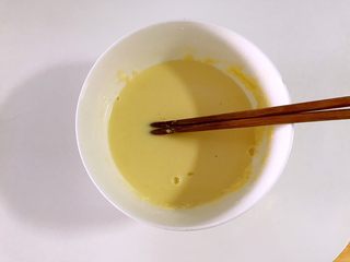 9、茄饼健康做法,加入另一半水，搅匀。
