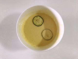 10、茄饼健康做法,茄片放入碗中，两面都沾上糊。