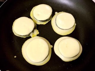 13、茄饼健康做法,表面凝固后。