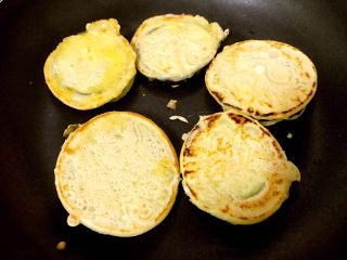 14、茄饼健康做法,翻面。