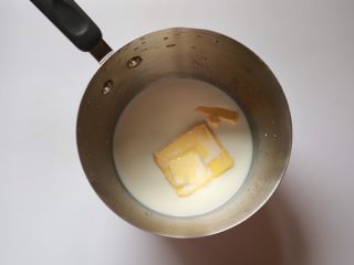 1、巴黎布列斯特泡芙,放入黄油