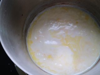 3、巴黎布列斯特泡芙,煮至沸腾，关火