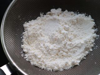 4、巴黎布列斯特泡芙,过筛加入低筋面粉