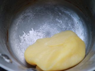 5、巴黎布列斯特泡芙,混合成面团，可以重新开小火加热，直至锅底出现一层薄膜