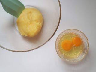 6、巴黎布列斯特泡芙,将面团转移到打蛋盆中，另一个碗里磕两个鸡蛋，鸡蛋不要太小，连壳重60g以上的比较合适
