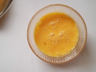 7、巴黎布列斯特泡芙,将蛋液稍许打散