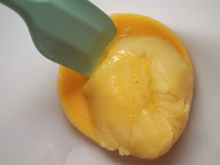 8、巴黎布列斯特泡芙,分次加入到面团中搅拌均匀，面团要彻底吸收蛋液再加下一次