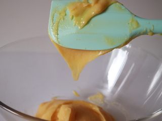 9、巴黎布列斯特泡芙,最后面糊的状态，可以倒挂在刮刀上呈倒三角