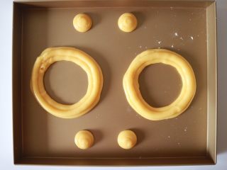 10、巴黎布列斯特泡芙,挤入烤盘，我做了两个12cm直径的和四个小的