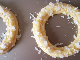 12、巴黎布列斯特泡芙,表面撒上杏仁片