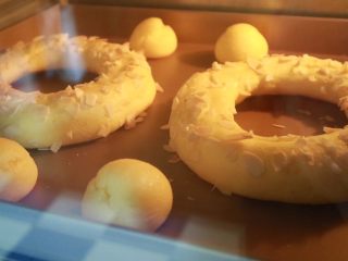 13、巴黎布列斯特泡芙,入烤箱。185度 45分钟左右。一定要烤透，不然容易回缩