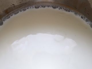 16、巴黎布列斯特泡芙,奶锅中倒入牛奶与适量香草膏，直至锅边冒小气泡，关火