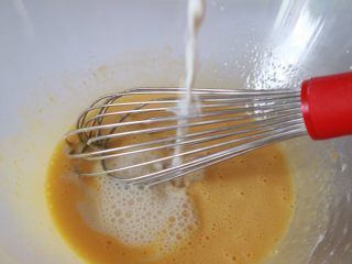 17、巴黎布列斯特泡芙,分次将牛奶倒入蛋液中，边倒边搅拌