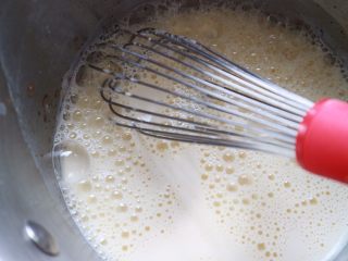 19、巴黎布列斯特泡芙,将蛋奶液倒回奶锅中，开小火加热