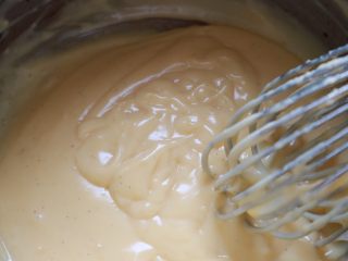 20、巴黎布列斯特泡芙,这一步要有些耐心，要不停的搅拌，蛋奶液慢慢的变浓稠后，要一直搅拌成顺滑且花纹不易消失的卡仕达酱