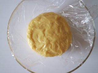 21、巴黎布列斯特泡芙,做好的卡仕达酱盖上保鲜膜冷藏冷却