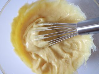 23、巴黎布列斯特泡芙,取出冷藏降温的卡仕达酱重新搅打顺滑