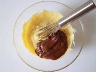 25、巴黎布列斯特泡芙,加入到卡仕达酱中