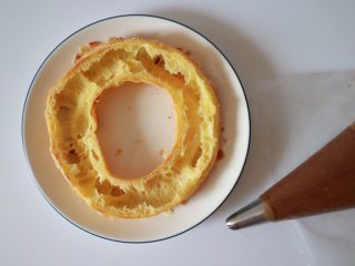 27、巴黎布列斯特泡芙,将泡芙横切开来