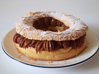 30、巴黎布列斯特泡芙,再在水果上挤上夹馅覆盖住，泡芙表面也盖上，撒上少许糖粉，泡芙就做好了